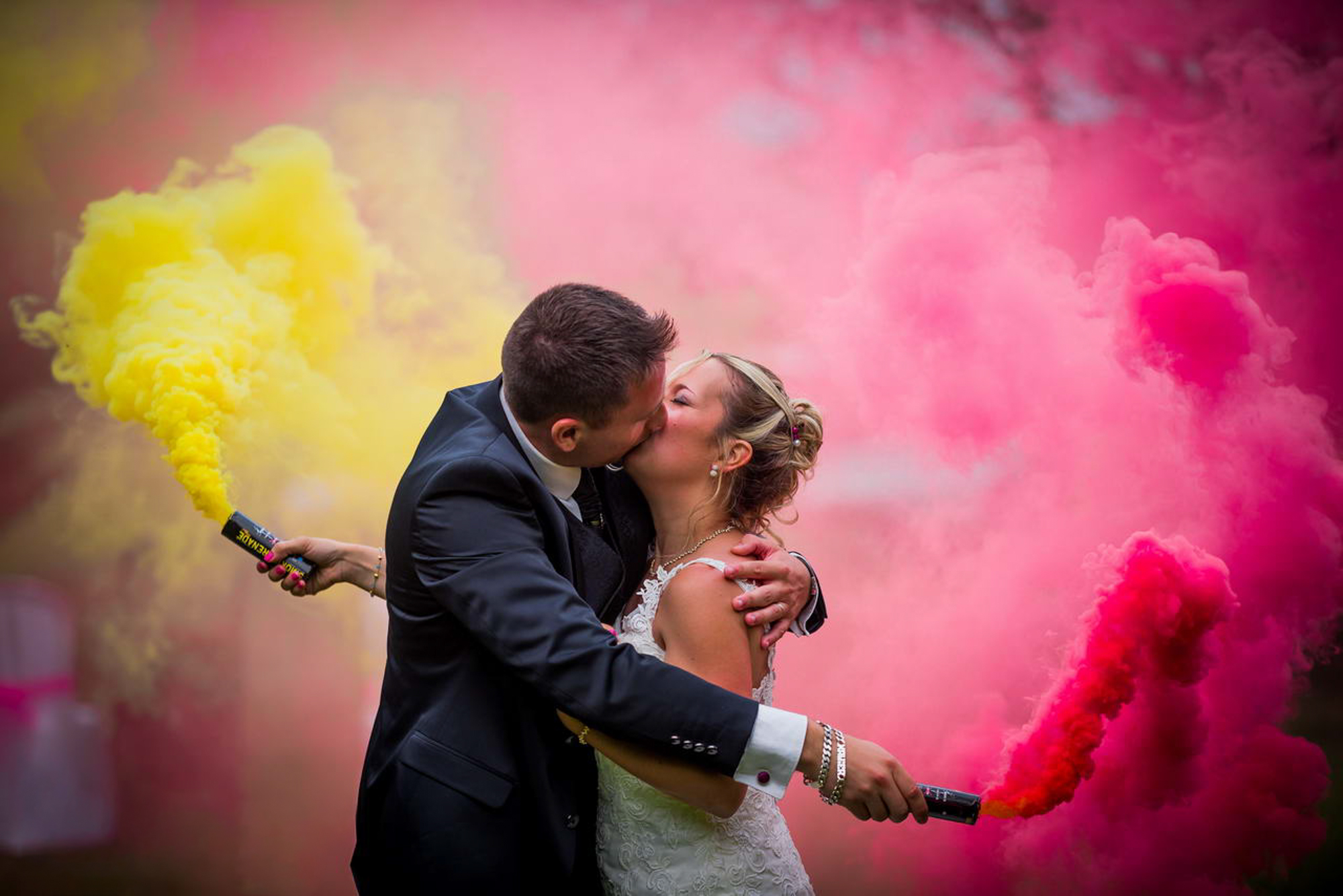 Moment de complicité authentique entre mariés, saisi sur le vif