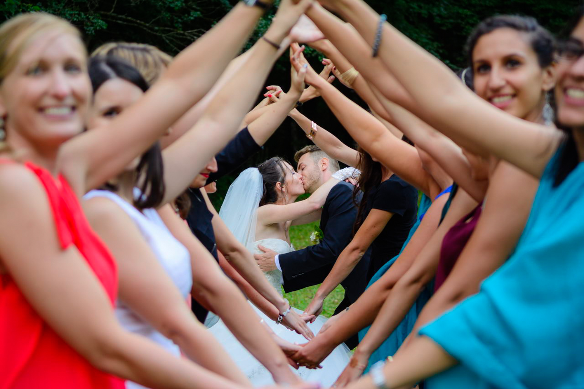Détails élégants d'une réception de mariage, lumière dorée