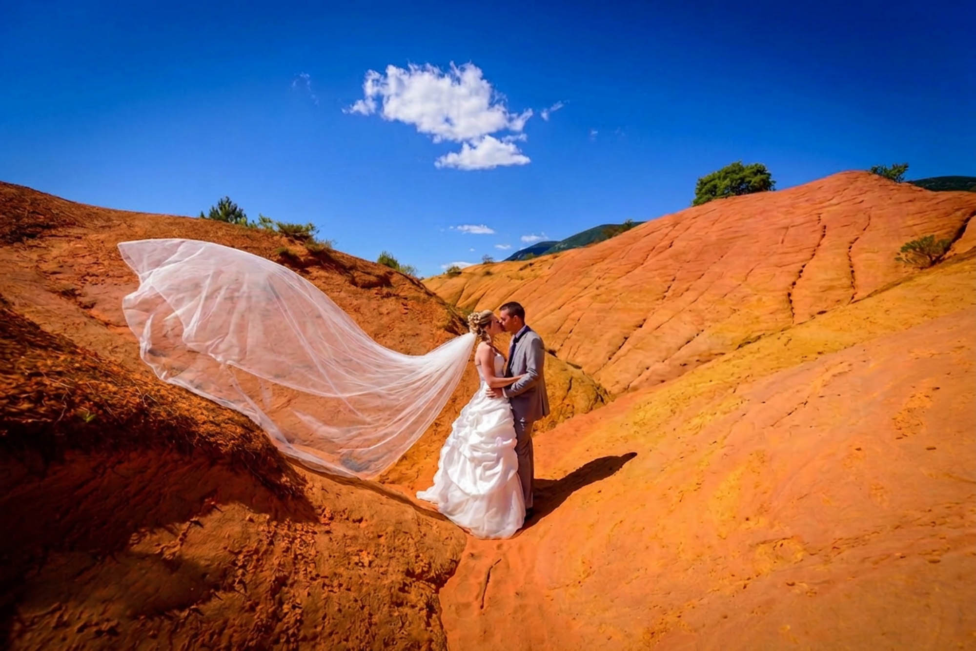 Portrait couple mariés lumière naturelle — photographe mariage Gap