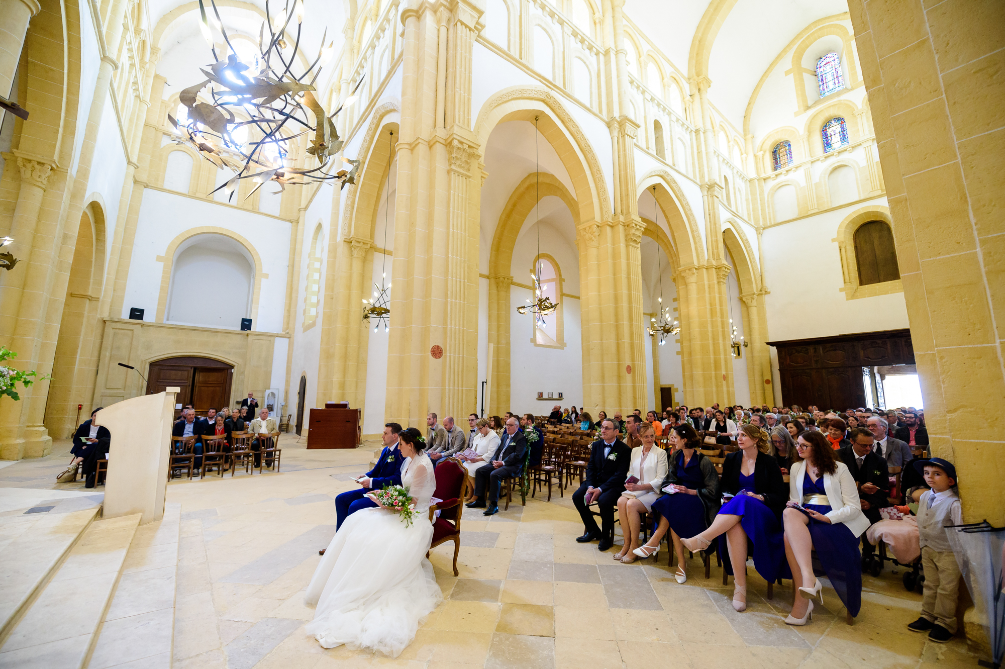 Cérémonie de mariage religieux catholique dans une belle église