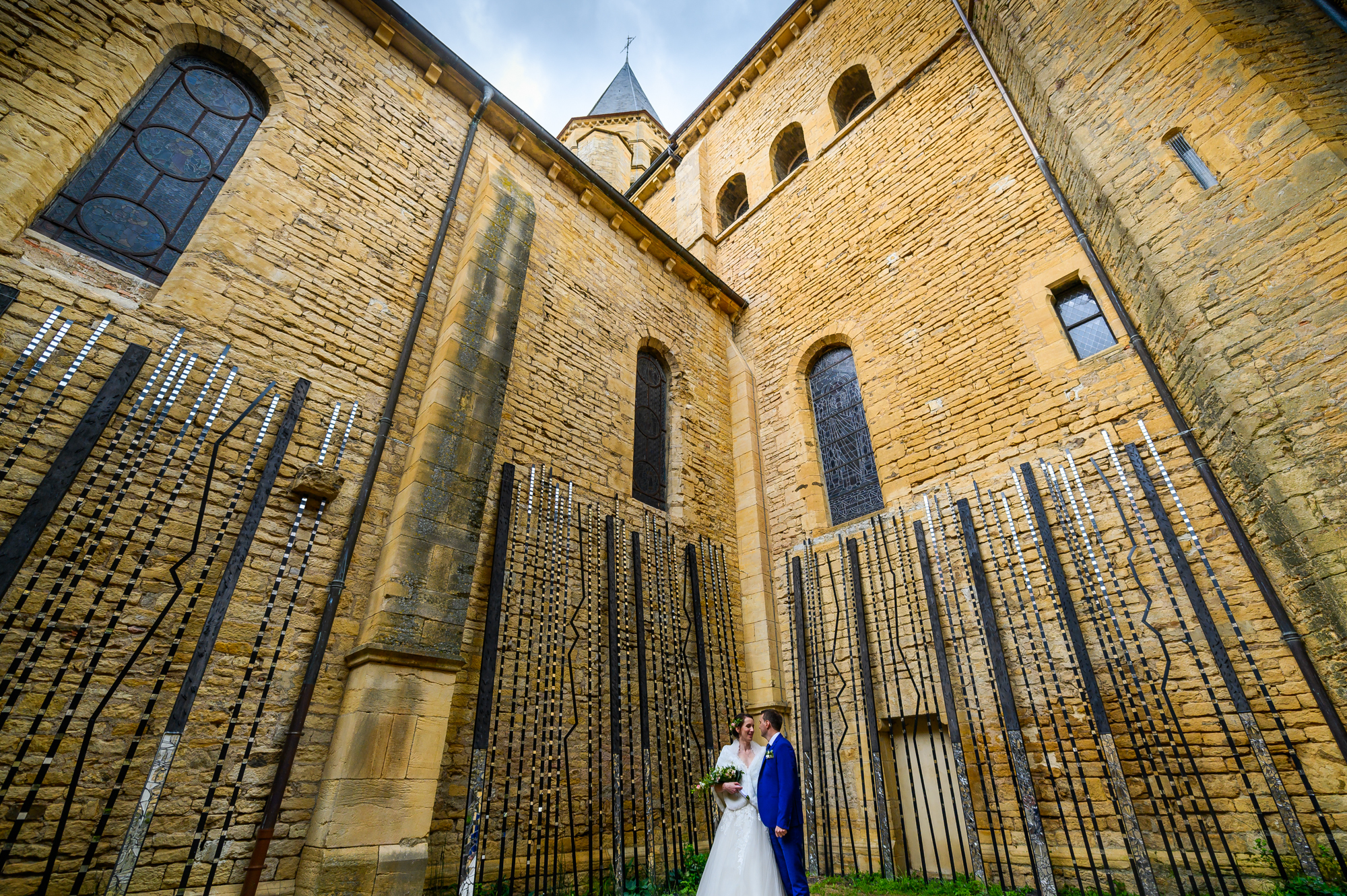 Couple de mariés partageant un moment d'émotion sincère pendant la cérémonie