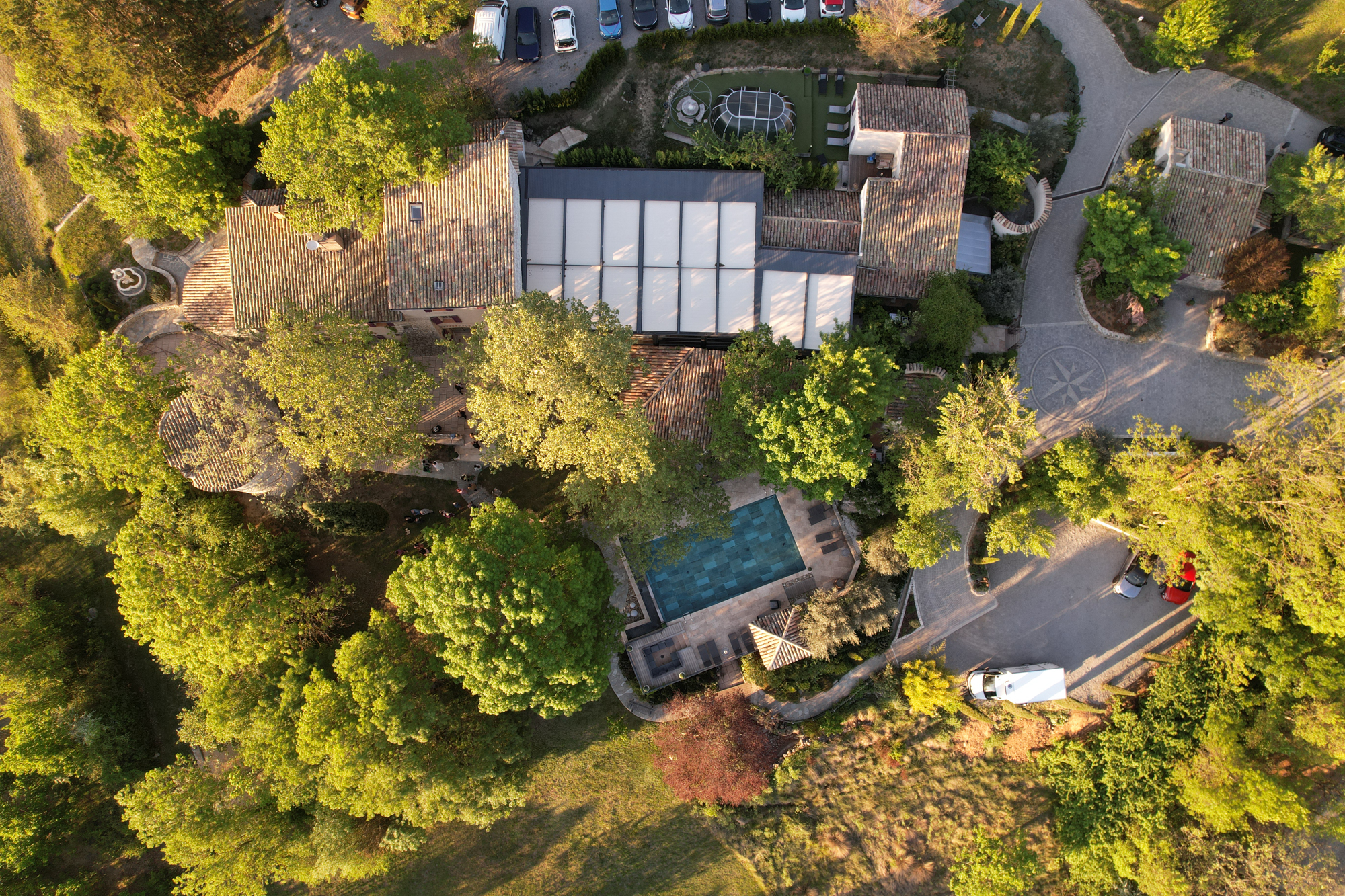 Échange des alliances lors d'un mariage civil élégant