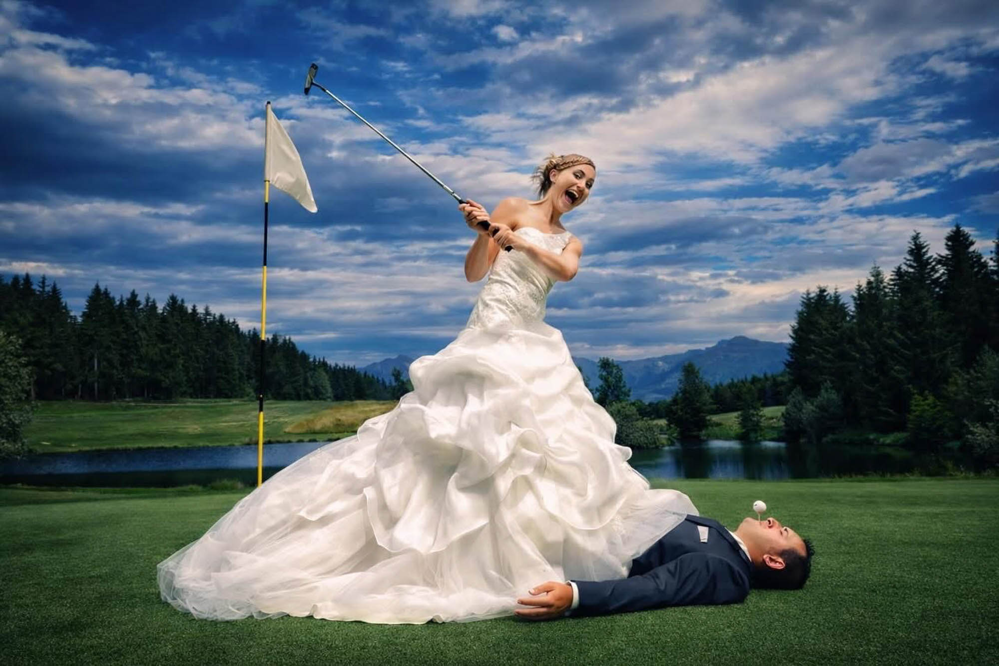 Couple de mariés dans un moment intime et authentique — reportage documentaire mariage Hautes-Alpes