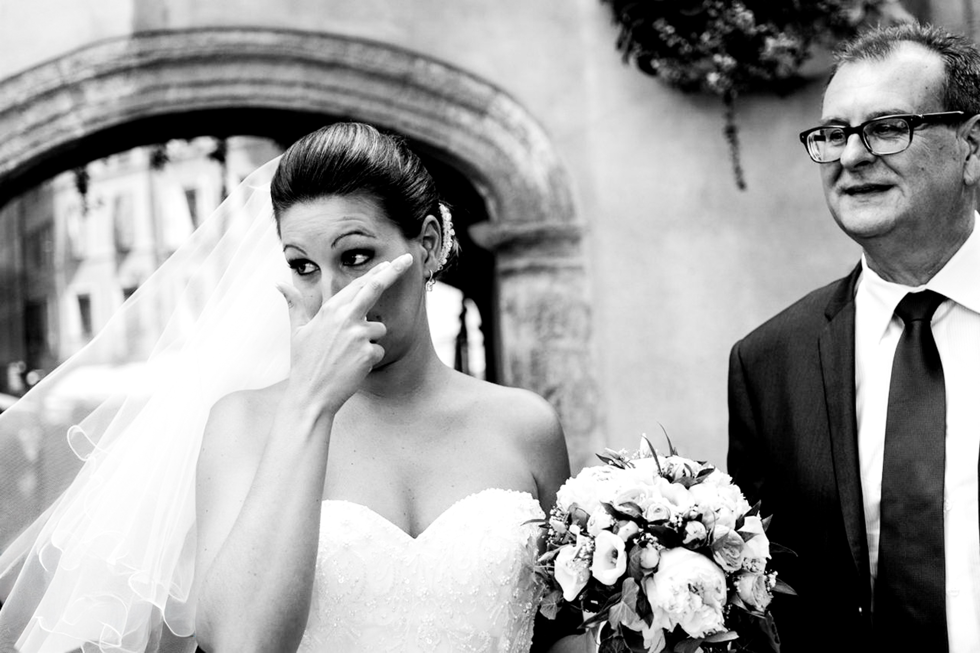 Décoration de table de mariage avec fleurs fraîches et bougies dorées