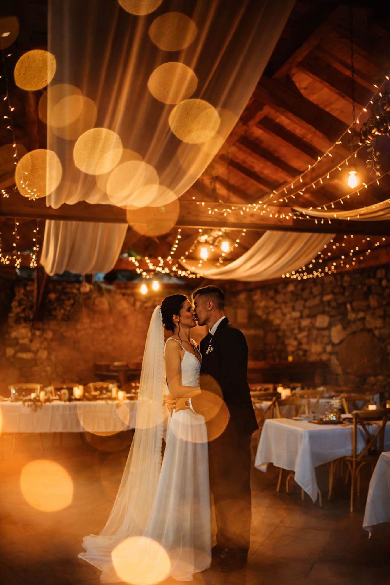 Mariée dans un moment spontané et naturel — photographie style Fearless mariage Provence