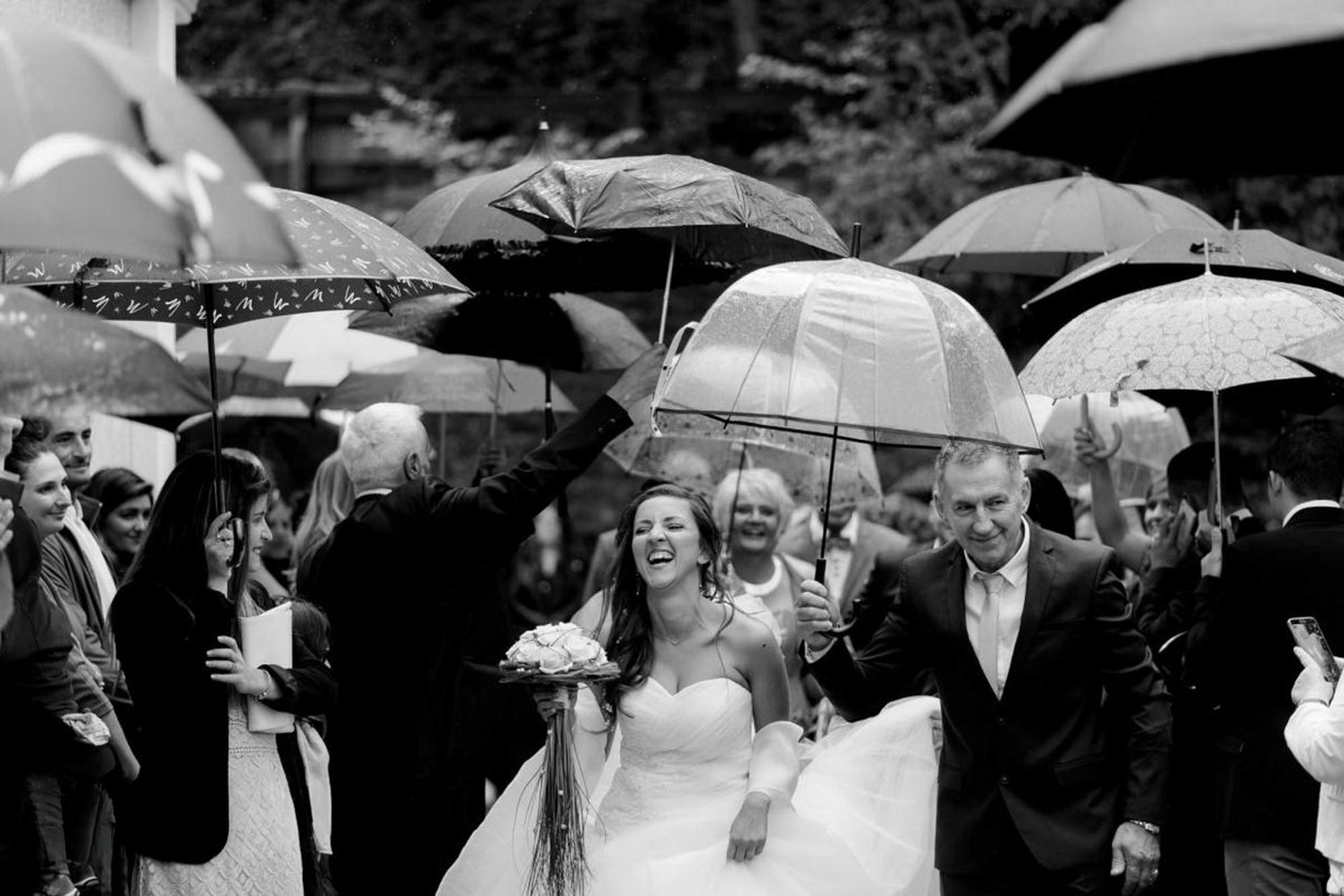 Couple de futurs mariés détendu profitant d'un moment calme avant le grand jour