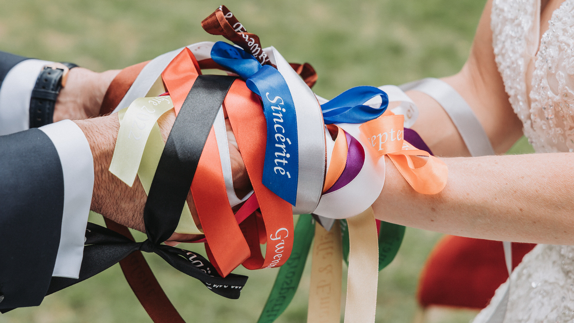 Couple cérémonie laïque en extérieur